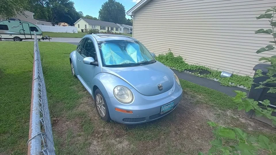 2009 Volkswagen New Beetle - Image 2 of 9