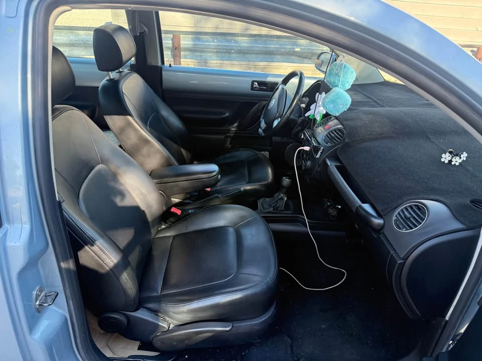 2009 Volkswagen New Beetle - Image 8 of 12