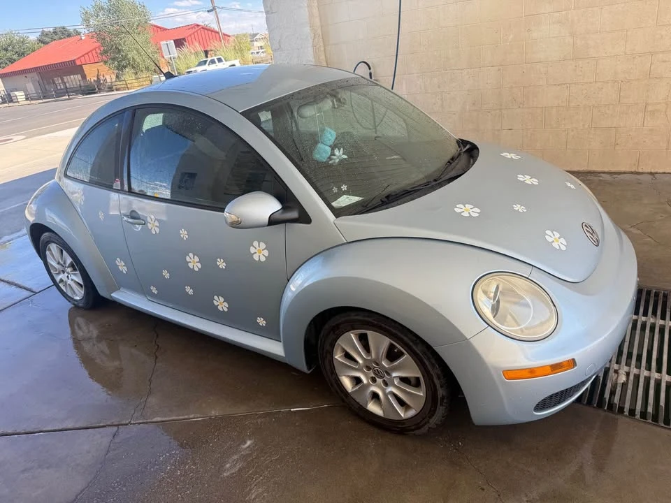 2009 Volkswagen New Beetle - Image 2 of 12
