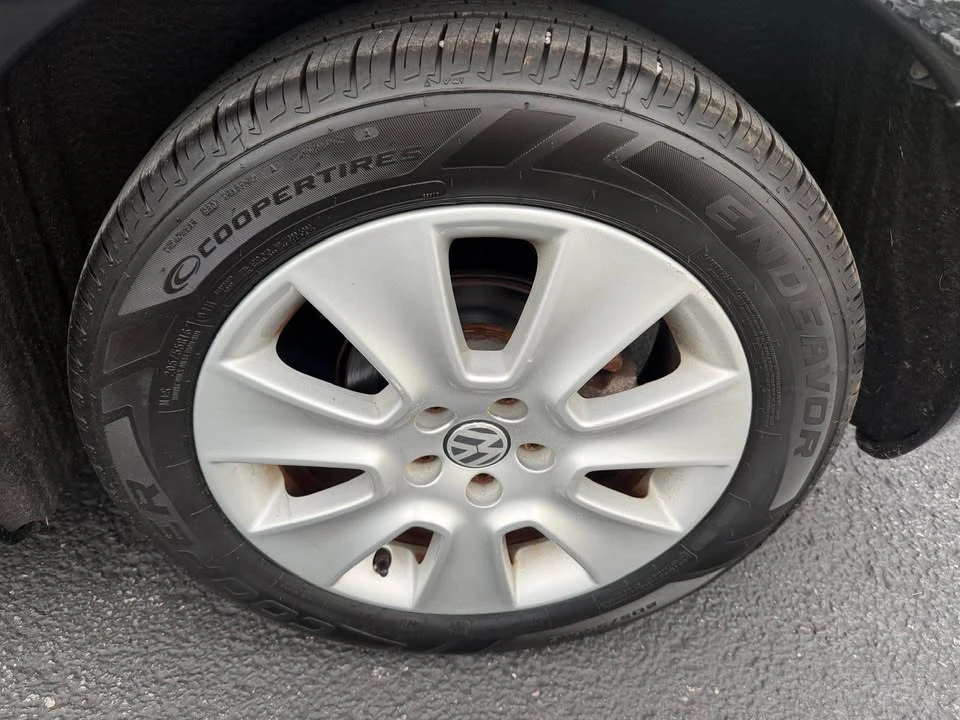 2009 Volkswagen New Beetle - Image 10 of 18