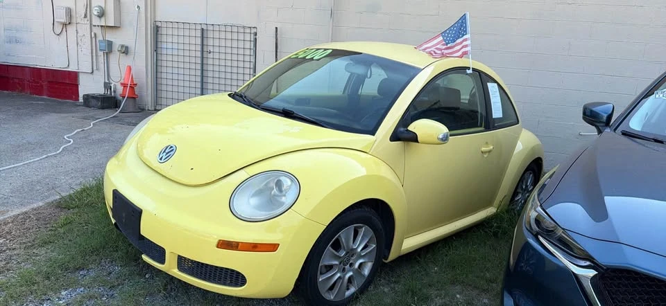 2009 Volkswagen New Beetle - Image 2 of 8