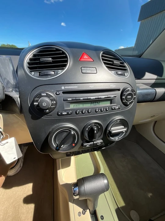 2009 Volkswagen New Beetle - Image 8 of 20