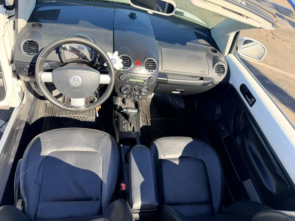 2009 Volkswagen New Beetle - Image 8 of 15