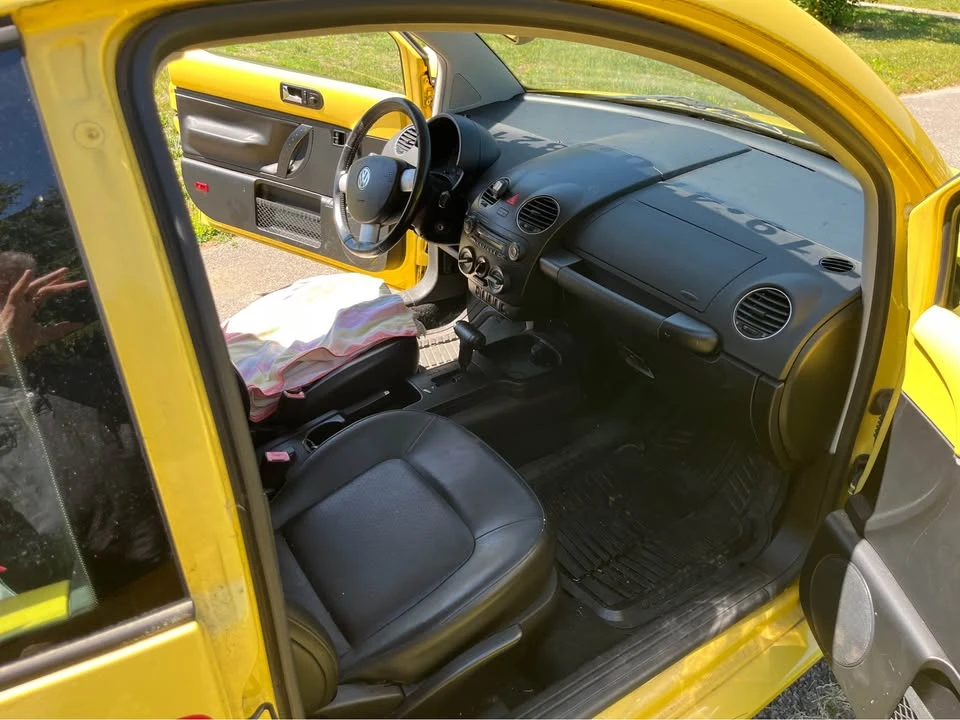 2009 Volkswagen New Beetle - Image 9 of 10