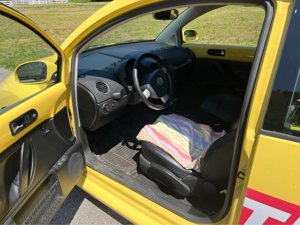 2009 Volkswagen New Beetle - Image 5 of 10