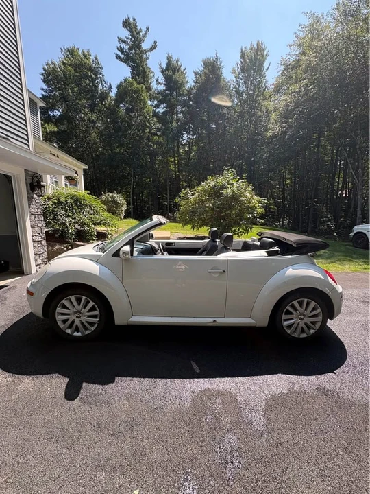2009 Volkswagen New Beetle - Image 2 of 14
