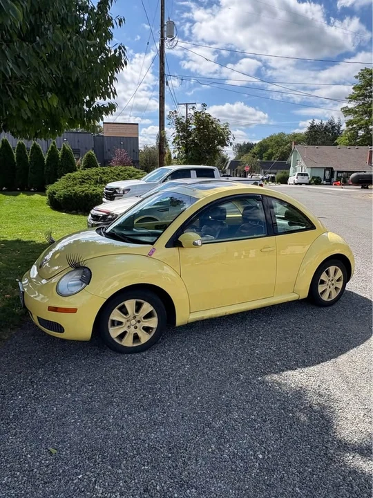 2009 Volkswagen New Beetle - Image 2 of 11