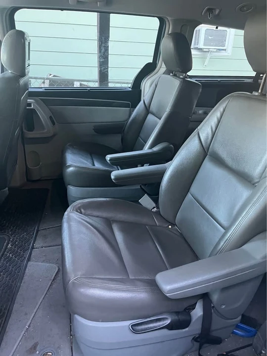 2009 Volkswagen Routan - Image 4 of 10