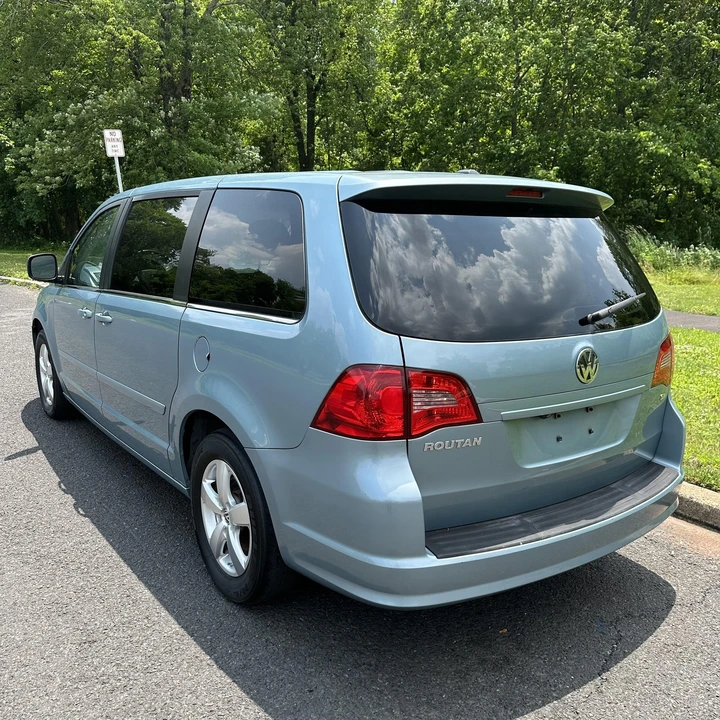 2009 Volkswagen Routan - Image 7 of 12