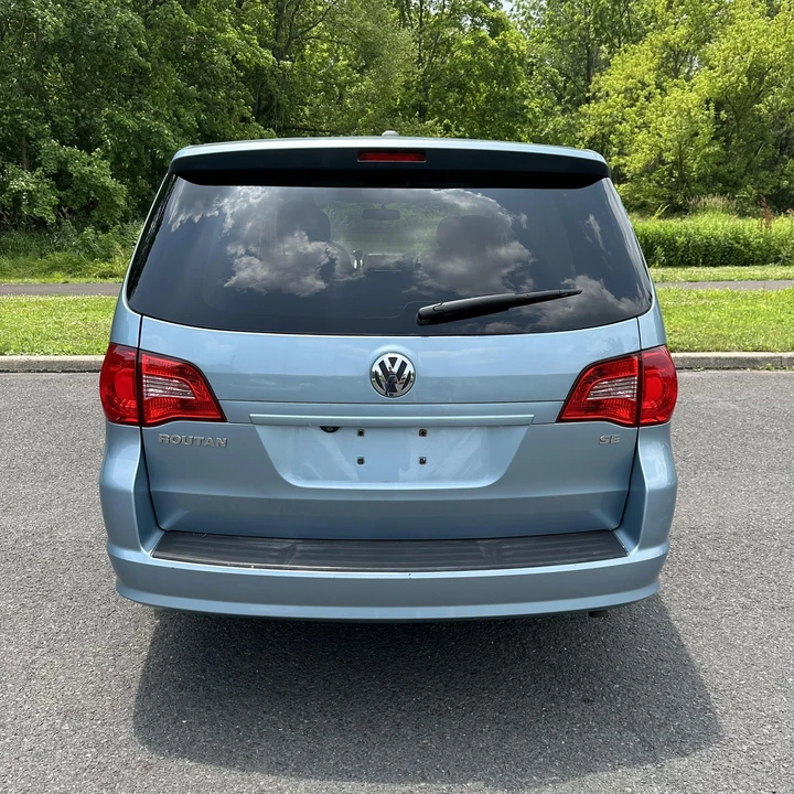 2009 Volkswagen Routan - Image 5 of 12