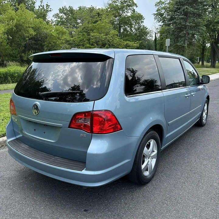 2009 Volkswagen Routan - Image 3 of 12