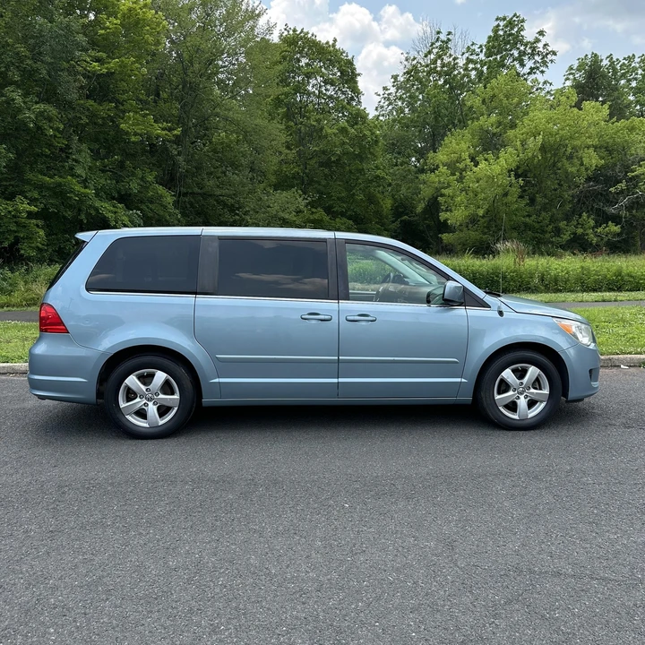 2009 Volkswagen Routan - Image 2 of 12