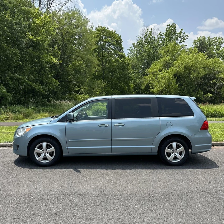 2009 Volkswagen Routan - Image 8 of 12