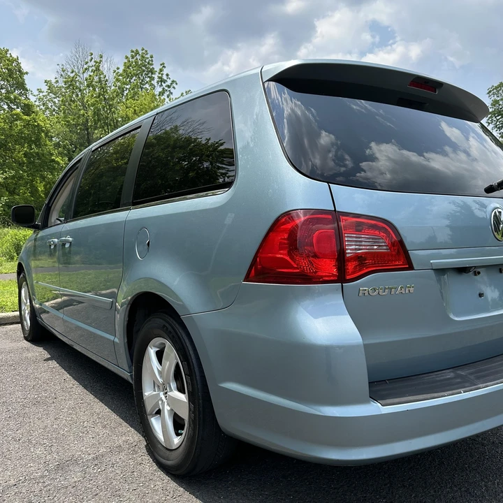 2009 Volkswagen Routan - Image 6 of 12