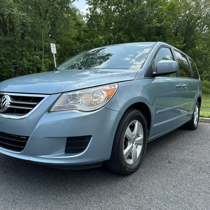 2009 Volkswagen Routan - Image 10 of 12