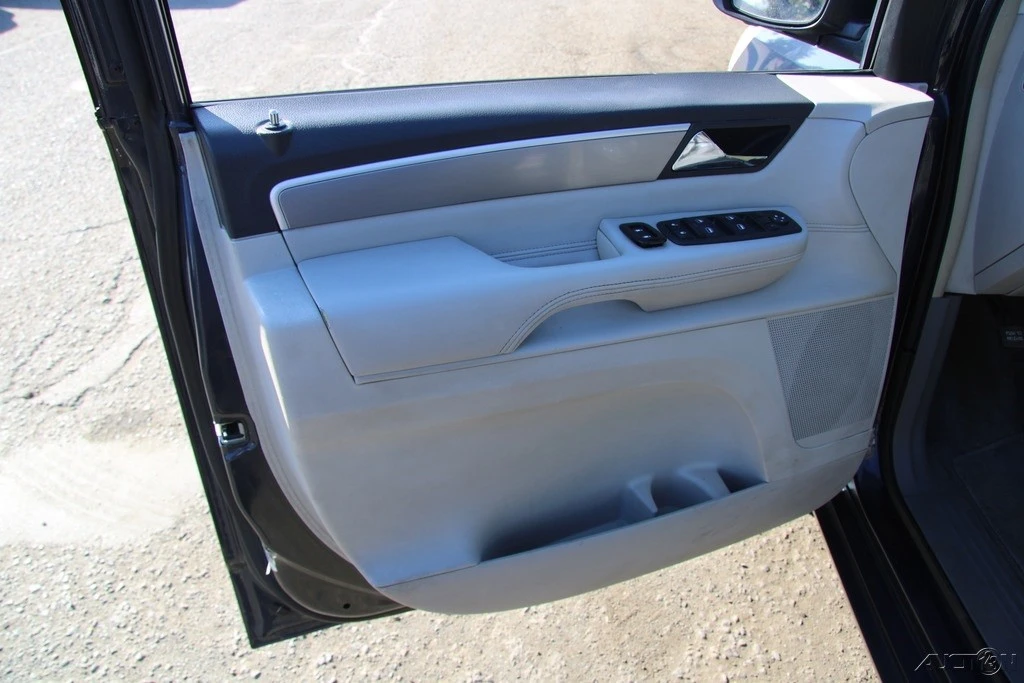 2009 Volkswagen Routan - Image 11 of 21