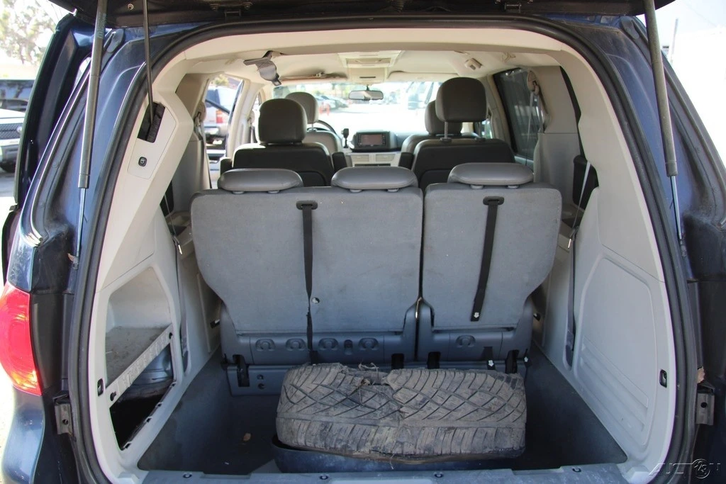 2009 Volkswagen Routan - Image 19 of 21