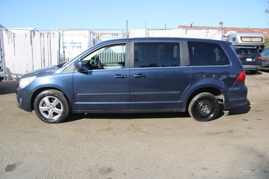 2009 Volkswagen Routan - Image 3 of 21