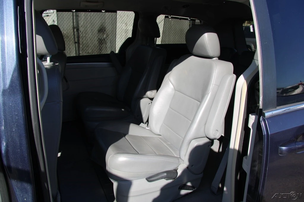 2009 Volkswagen Routan - Image 18 of 21