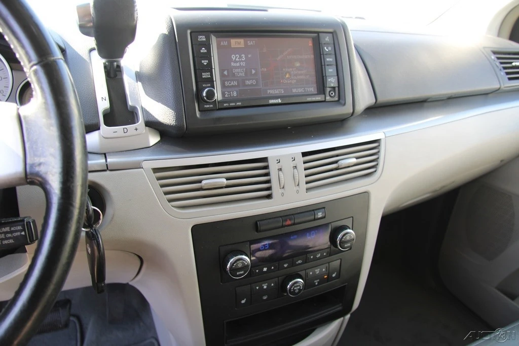 2009 Volkswagen Routan - Image 16 of 21