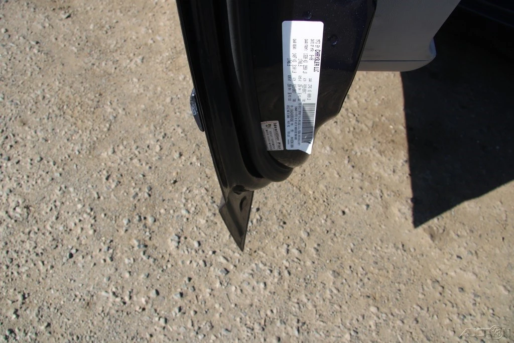 2009 Volkswagen Routan - Image 10 of 21