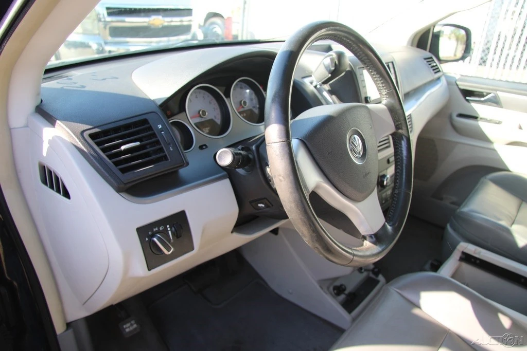 2009 Volkswagen Routan - Image 13 of 21