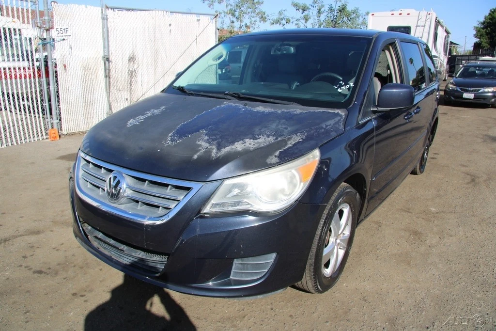 2009 Volkswagen Routan - Image 2 of 21