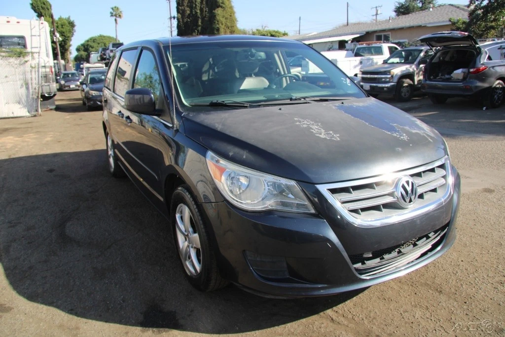2009 Volkswagen Routan - Image 8 of 21