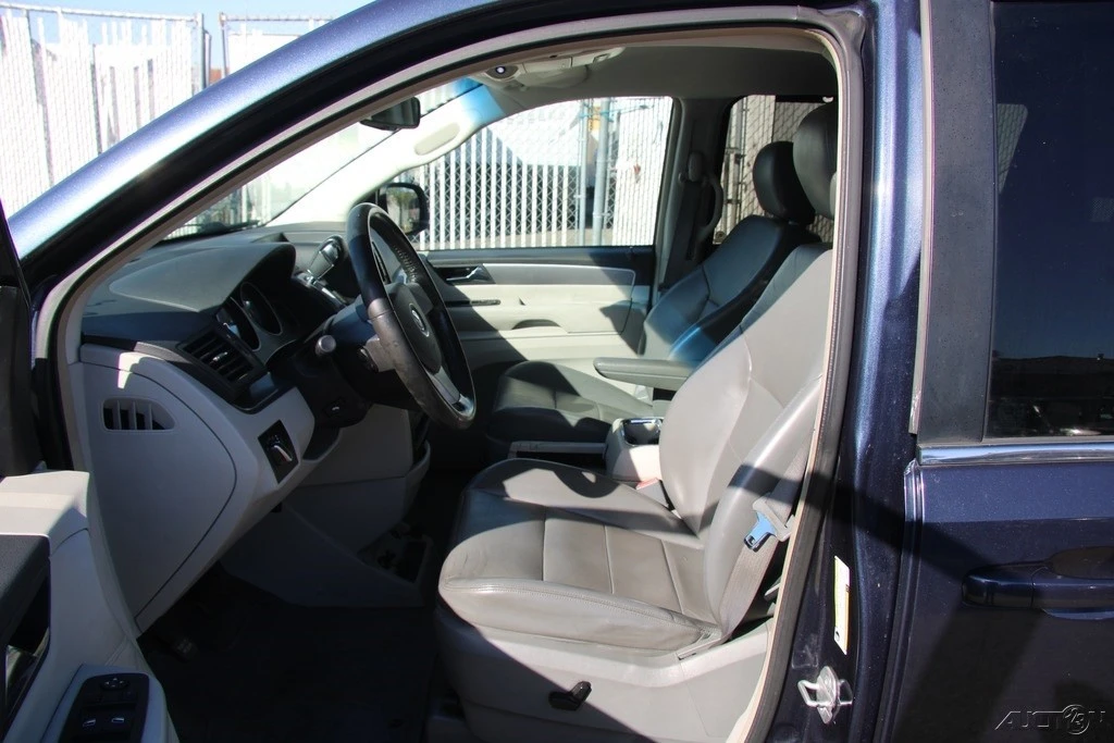 2009 Volkswagen Routan - Image 12 of 21