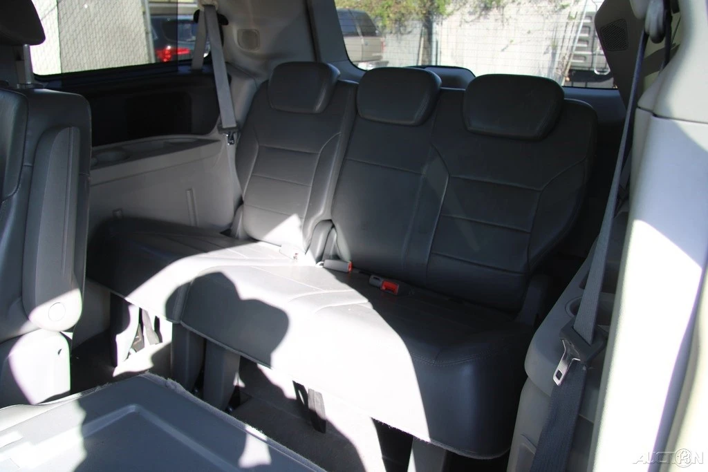 2009 Volkswagen Routan - Image 17 of 21