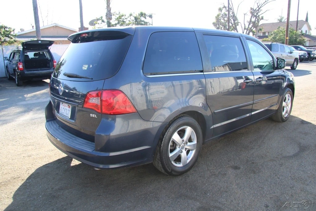 2009 Volkswagen Routan - Image 6 of 21