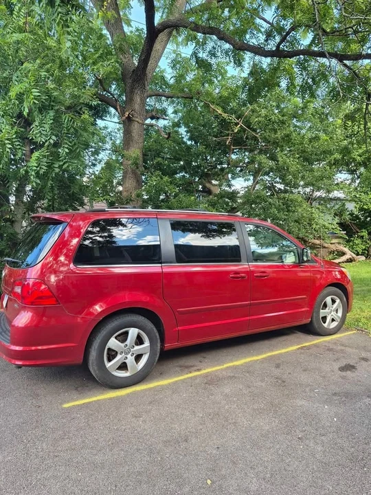 2009 Volkswagen Routan - Image 5 of 10