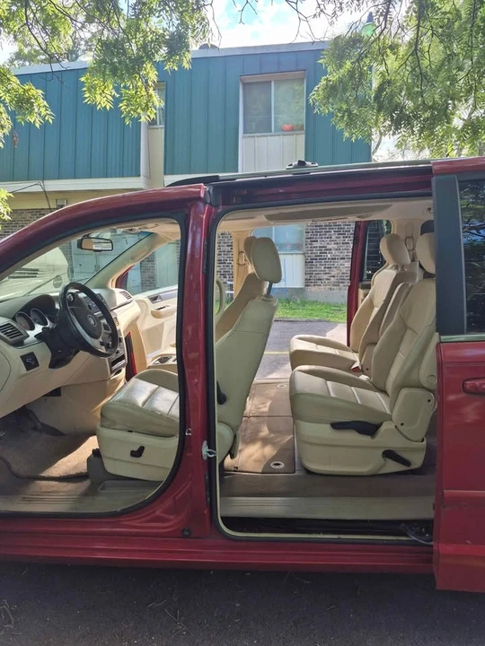 2009 Volkswagen Routan - Image 6 of 10