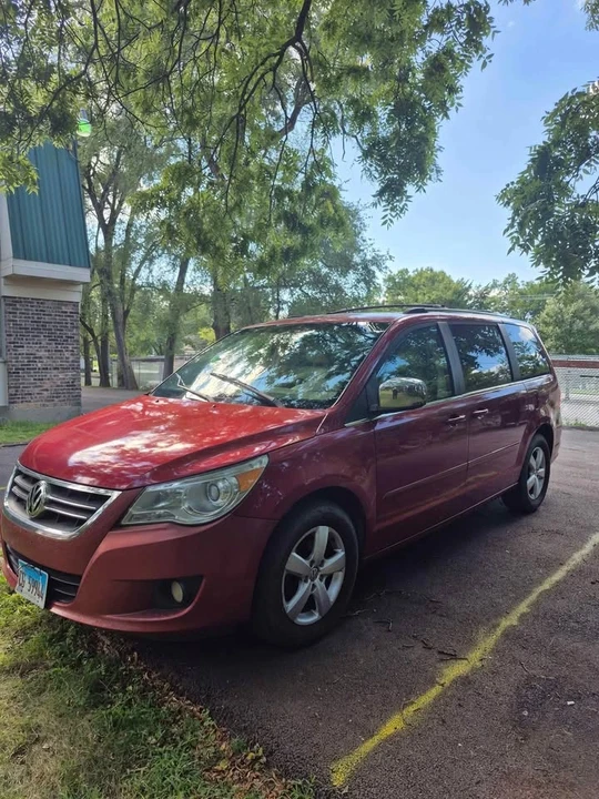2009 Volkswagen Routan - Image 8 of 10
