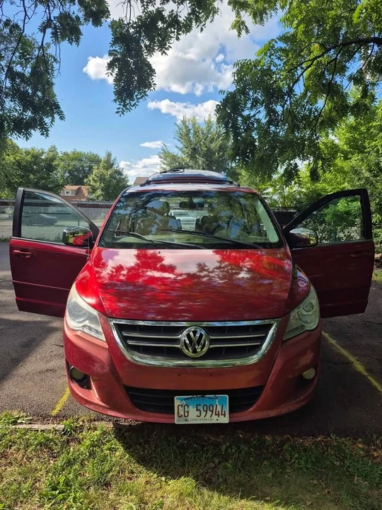 2009 Volkswagen Routan - Image 2 of 10