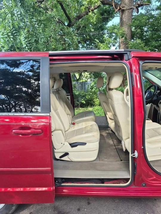 2009 Volkswagen Routan - Image 3 of 10