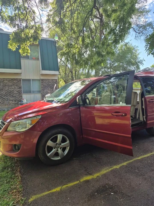 2009 Volkswagen Routan - Image 4 of 10