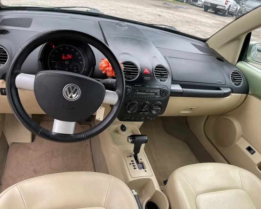 2009 Volkswagen New Beetle - Image 10 of 15