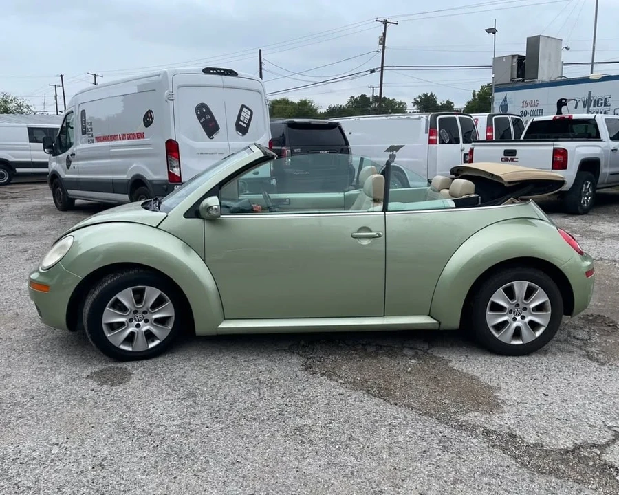 2009 Volkswagen New Beetle - Image 8 of 15