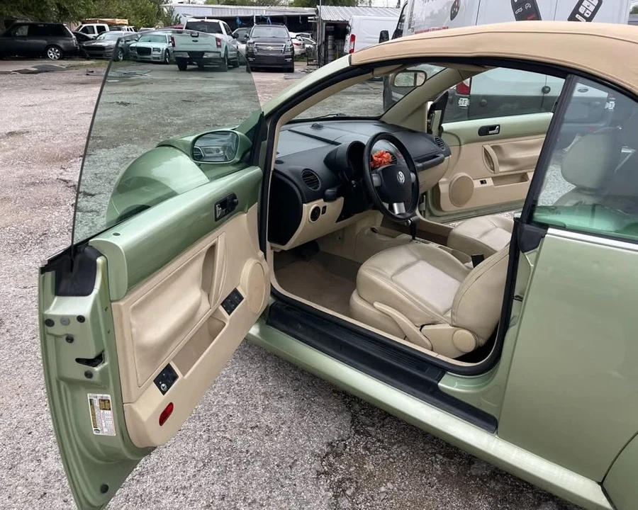 2009 Volkswagen New Beetle - Image 11 of 15
