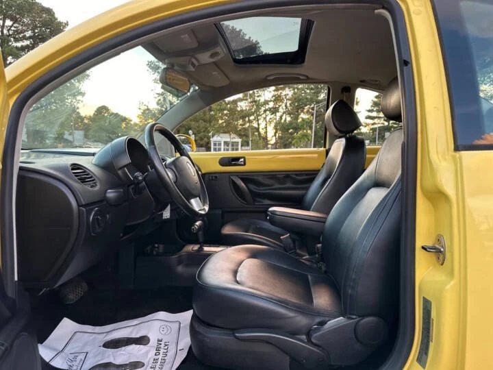 2009 Volkswagen New Beetle - Image 10 of 20