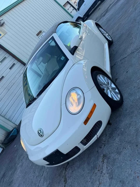 2009 Volkswagen New Beetle - Image 2 of 16