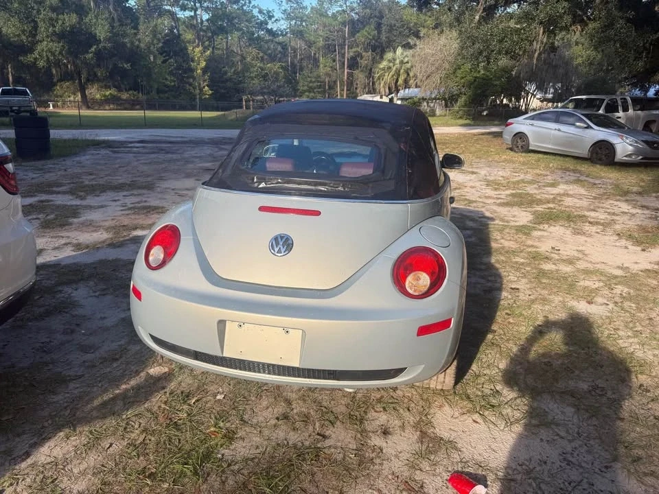 2009 Volkswagen New Beetle - Image 6 of 8
