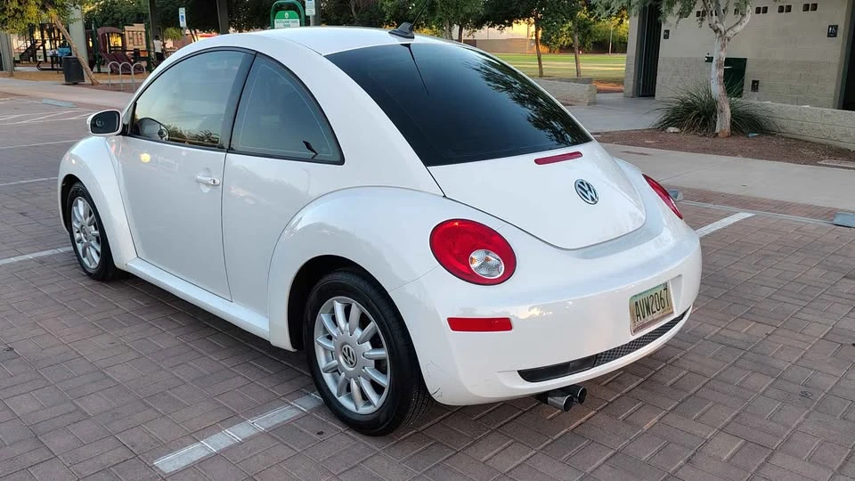2009 Volkswagen New Beetle - Image 2 of 18