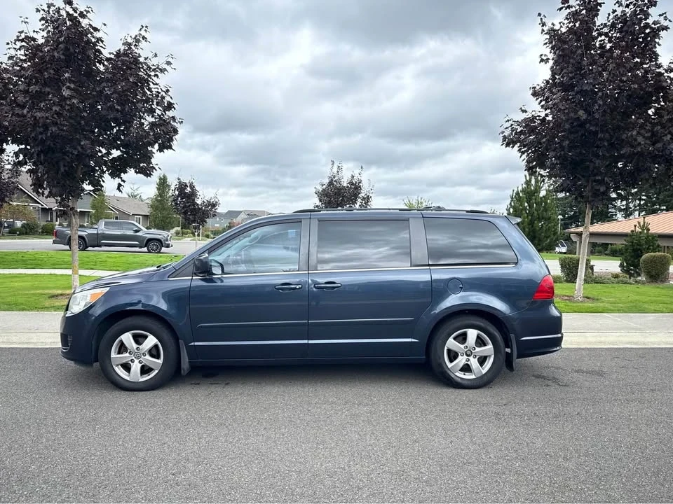 2009 Volkswagen Routan - Image 3 of 7
