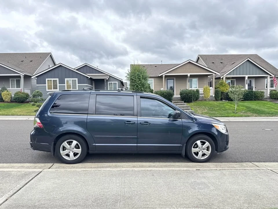 2009 Volkswagen Routan - Image 4 of 7