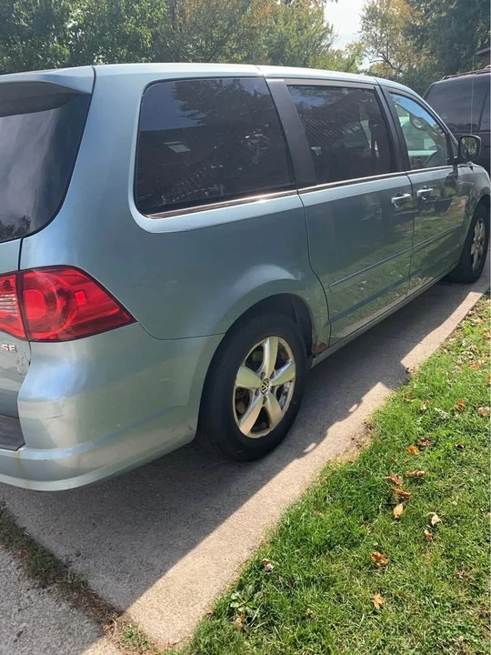 2009 Volkswagen Routan - Image 2 of 7