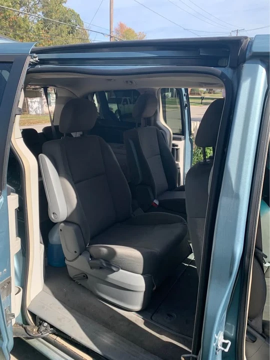 2009 Volkswagen Routan - Image 6 of 7