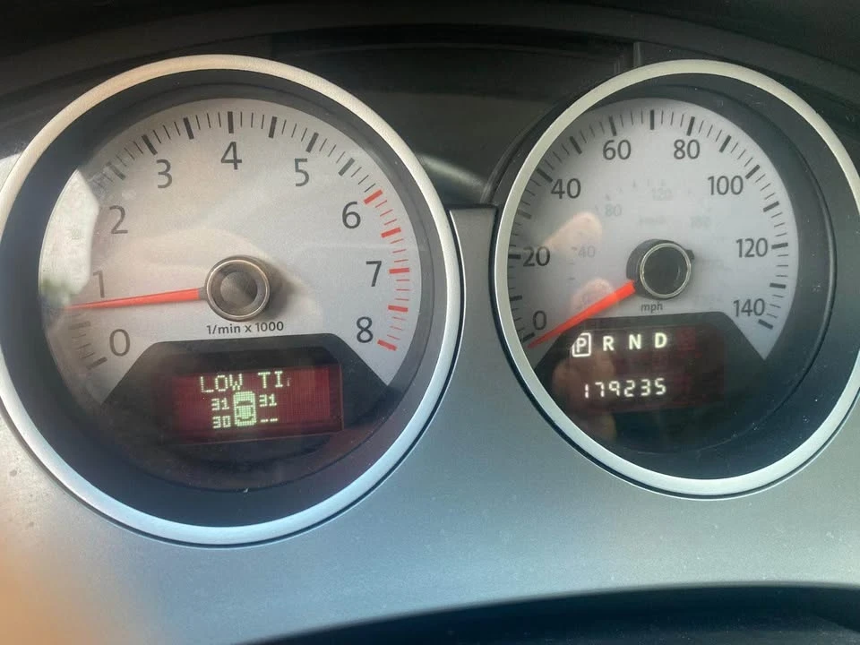 2009 Volkswagen Routan - Image 9 of 10
