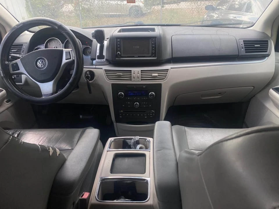 2009 Volkswagen Routan - Image 8 of 10